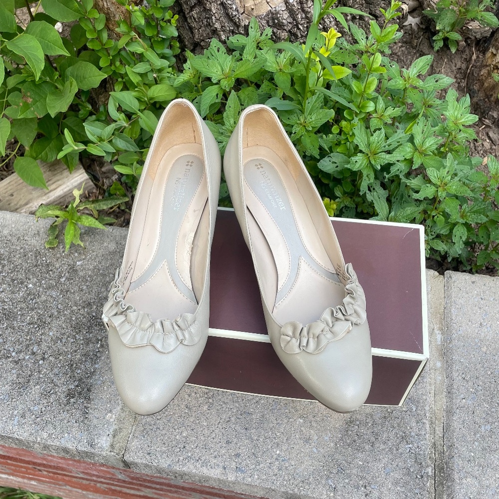 BLACK FRIDAY! Naturalizer Beige Leather Pumps